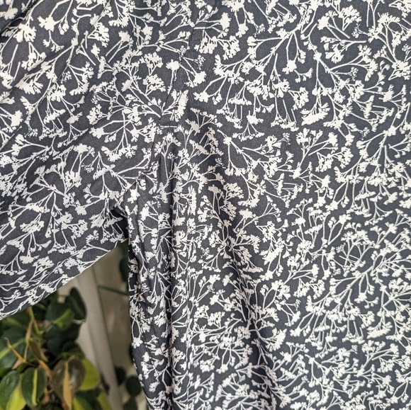 H&M slim fit floral long sleeve shirt - Picture 3 of 7